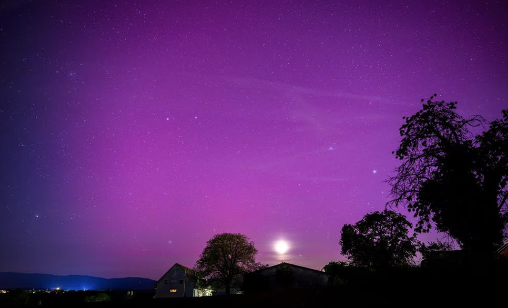 Aurora boreal tras tormenta solar Kharkiv, Ucrania. Foto: EFE