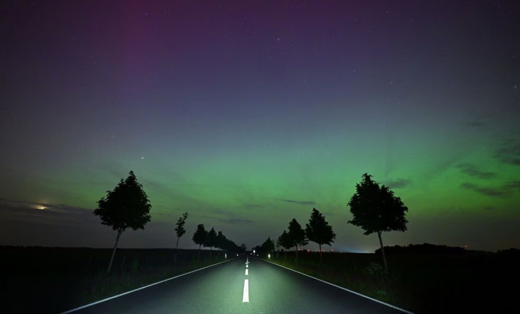 Aurora boreal tras tormenta solar en Brandeburgo Oriental, en Lietzen, Alemania. Foto: AP