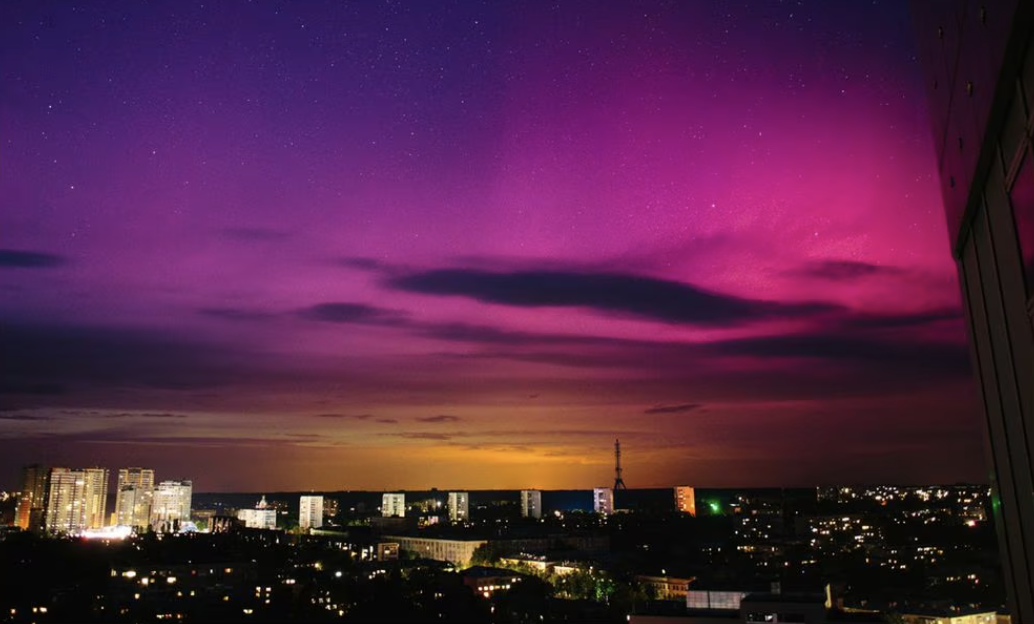 Aurora boreal tras tormenta solar en Kharkiv, Ucrania. Foto: EFE
