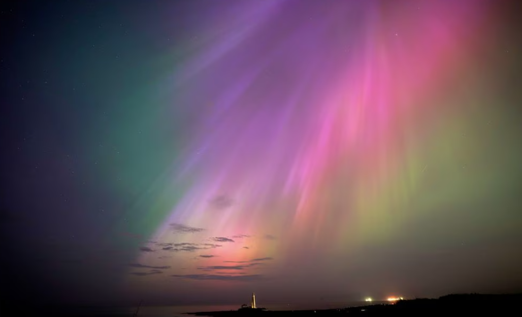 Aurora boreal tras tormenta solar en St. Mary’s Lighthouse en Whitley Bay en la costa noreste, Inglaterra. Foto: AP