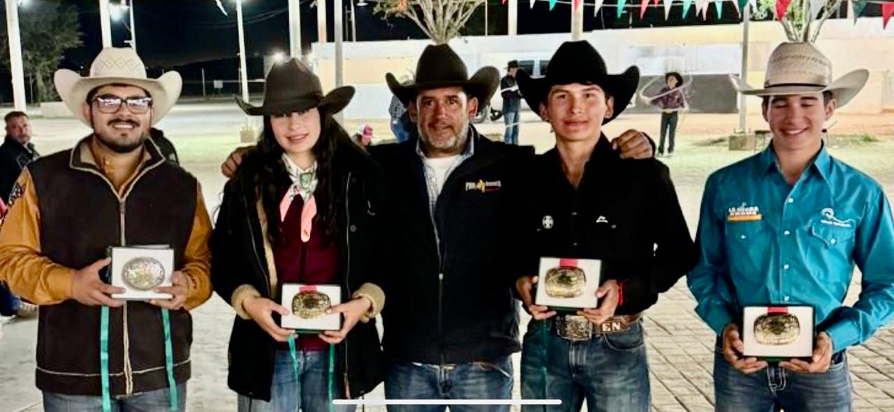 Campeones nacionales de rodeo Irving Leza, Tammy Sellers Salinas, Emilio Nájera y Pablo Múzquiz con Álvaro Villarreal Hernández, presidente de la Federación Estatal de Rodeo.