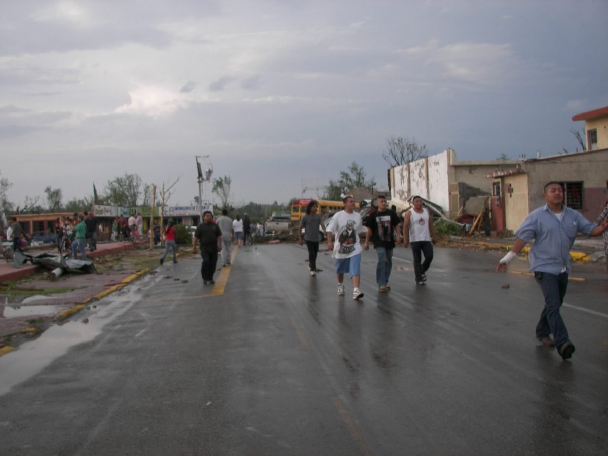 Minutos después del tornado personas caminaban buscando ayudar a los demás.